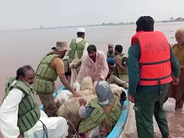 پنجاب میں سیلاب کی صورتحال سنگین، پاک فوج اور سول انتظامیہ کا ریلیف آپریشن جاری پنجاب میں سیلاب کی صورتحال سنگین، پاک فوج اور سول انتظامیہ کا ریلیف آپریشن جاری - اردو خبریں